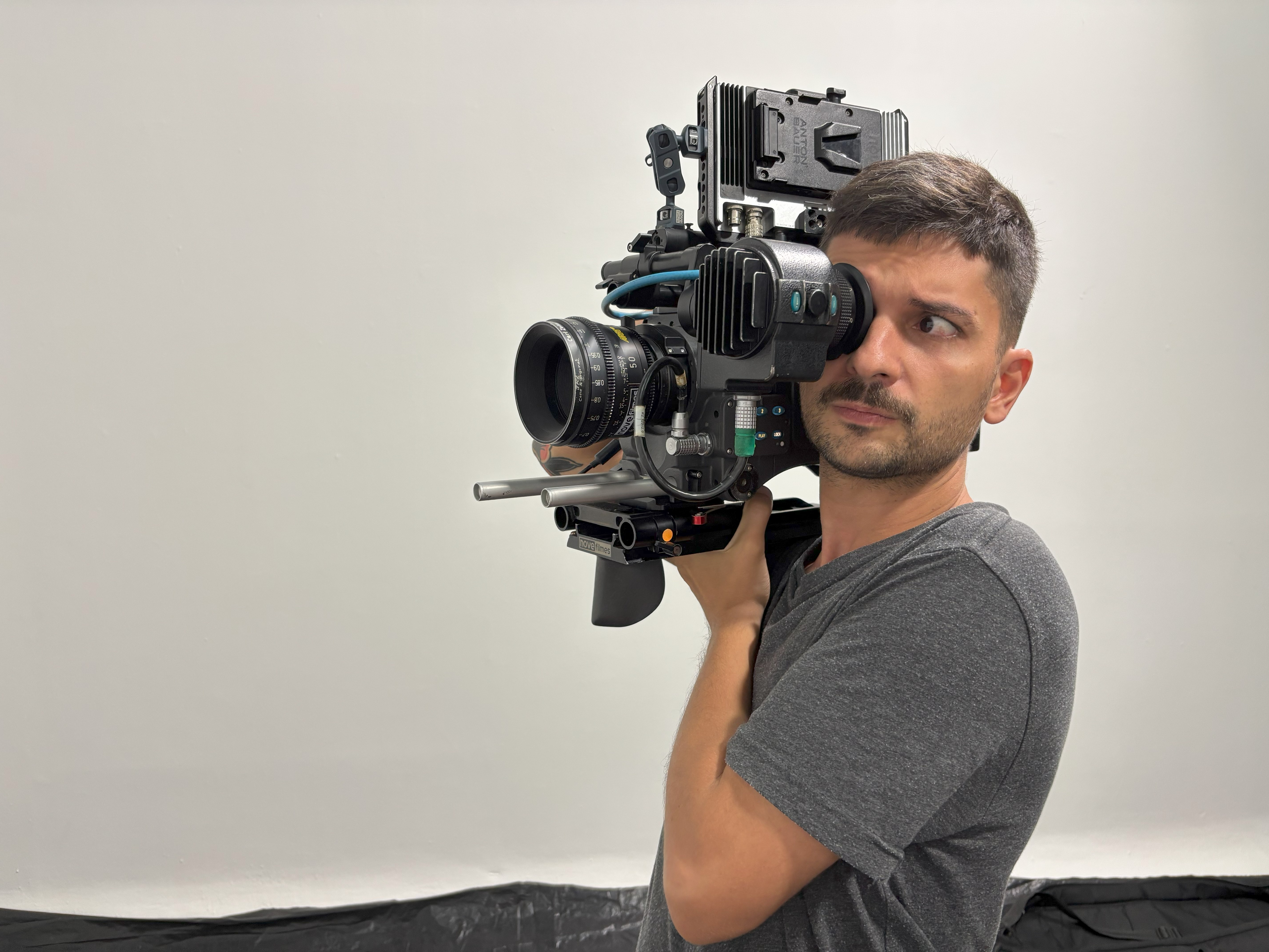 Gabriel Manes com câmera